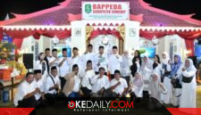 Bupati Sumenep, Dr. H. Achmad Fauzi Wongsojudo foto bersama Kepala Bappeda Sumenep, Dr. Ir. Arif Firmanto, dan jajaran staf di stand Bappeda. ®okedaily.com
