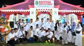 Bupati Sumenep, Dr. H. Achmad Fauzi Wongsojudo foto bersama Kepala Bappeda Sumenep, Dr. Ir. Arif Firmanto, dan jajaran staf di stand Bappeda. ®okedaily.com