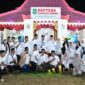 Bupati Sumenep, Dr. H. Achmad Fauzi Wongsojudo foto bersama Kepala Bappeda Sumenep, Dr. Ir. Arif Firmanto, dan jajaran staf di stand Bappeda. ®okedaily.com