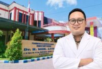 Dokter spesialis THT baru RSUD dr. H. Moh. Anwar Sumenep, dr. Dendy Bahtiar Dwi Angga, Sp.T.H.T.B.K.L. Kehadirannya menambah kelengkapan layanan kesehatan bagi masyarakat Sumenep. ®okedaily.com