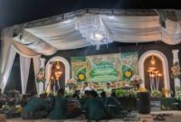 Ratusan jamaah memadati lokasi Pengajian Akbar yang digelar FKS Nurul Jadid di Pulau Sapudi. Kegiatan ini menjadi ajang silaturahmi sekaligus penguatan ukhuwah Islamiyah. ®okedaily.com [Foto: Hasan Al-Hakiki]