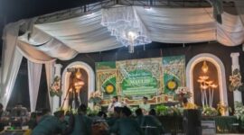 Ratusan jamaah memadati lokasi Pengajian Akbar yang digelar FKS Nurul Jadid di Pulau Sapudi. Kegiatan ini menjadi ajang silaturahmi sekaligus penguatan ukhuwah Islamiyah. ®okedaily.com [Foto: Hasan Al-Hakiki]