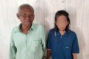 Nenek Sumaina sidampingi saudaranya, Jupri yang masih hidup namun tercatat meninggal di data kependudukan Dukcapil sehingga haknya sebagai warga negara terputus. ®okedaily.com [Foto: Hasan Al-Hakiki]