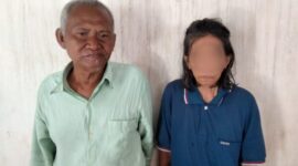Nenek Sumaina sidampingi saudaranya, Jupri yang masih hidup namun tercatat meninggal di data kependudukan Dukcapil sehingga haknya sebagai warga negara terputus. ®okedaily.com [Foto: Hasan Al-Hakiki]