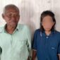 Nenek Sumaina sidampingi saudaranya, Jupri yang masih hidup namun tercatat meninggal di data kependudukan Dukcapil sehingga haknya sebagai warga negara terputus. ®okedaily.com [Foto: Hasan Al-Hakiki]