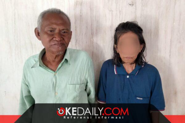 Nenek Sumaina sidampingi saudaranya, Jupri yang masih hidup namun tercatat meninggal di data kependudukan Dukcapil sehingga haknya sebagai warga negara terputus. ®okedaily.com [Foto: Hasan Al-Hakiki]