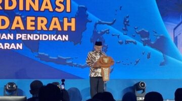 Mendikdasmen RI, Abdul Mu’ti, memberikan arahan dalam Rapat Koordinasi Daerah Revitalisasi Sekolah di Hotel Grand Sahid Jaya, Jl. Jenderal Sudirman. ®okedaily.com [foto: smsi jatim]