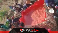 Pemuda Gayam membangun bak air darurat untuk warga Gendang Barat yang terdampak kekeringan. ®okedaily.com [Hasan Al-Hakiki]
