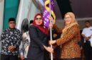 Simbol Kebanggaan, Rektor Prof. Nurhayati, menyerahkan bendera kepada Dekan FKM UINSU. Penyerahan ini menjadi simbol semangat dan komitmen fakultas. ®okedaily.com [Foto: Kael Harahap]