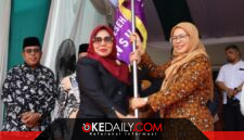 Simbol Kebanggaan, Rektor Prof. Nurhayati, menyerahkan bendera kepada Dekan FKM UINSU. Penyerahan ini menjadi simbol semangat dan komitmen fakultas. ®okedaily.com [Foto: Kael Harahap]