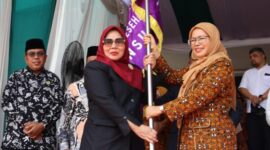 Simbol Kebanggaan, Rektor Prof. Nurhayati, menyerahkan bendera kepada Dekan FKM UINSU. Penyerahan ini menjadi simbol semangat dan komitmen fakultas. ®okedaily.com [Foto: Kael Harahap]