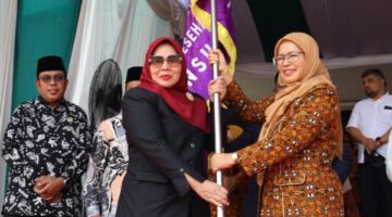 Simbol Kebanggaan, Rektor Prof. Nurhayati, menyerahkan bendera kepada Dekan FKM UINSU. Penyerahan ini menjadi simbol semangat dan komitmen fakultas. ®okedaily.com [Foto: Kael Harahap]