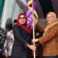 Simbol Kebanggaan, Rektor Prof. Nurhayati, menyerahkan bendera kepada Dekan FKM UINSU. Penyerahan ini menjadi simbol semangat dan komitmen fakultas. ®okedaily.com [Foto: Kael Harahap]