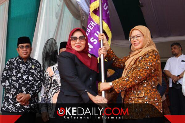 Simbol Kebanggaan, Rektor Prof. Nurhayati, menyerahkan bendera kepada Dekan FKM UINSU. Penyerahan ini menjadi simbol semangat dan komitmen fakultas. ®okedaily.com [Foto: Kael Harahap]