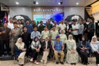 Keluarga besar Menwa Mahatara Batalyon C dari berbagai angkatan foto bersama usai menggelar Silaturahmi Lintas Generasi untuk perkuat solidaritas. ®okedaily.com [Foto: Dok. Menwa Mahatara]