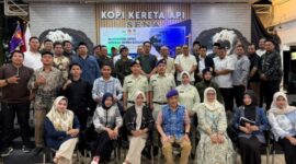 Keluarga besar Menwa Mahatara Batalyon C dari berbagai angkatan foto bersama usai menggelar Silaturahmi Lintas Generasi untuk perkuat solidaritas. ®okedaily.com [Foto: Dok. Menwa Mahatara]
