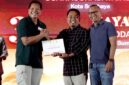 Prengki Wirananda dinobatkan sebagai peserta terbaik Uji Kompetensi Wartawan (tengah) UKW 2026 Tingkat Utama yang digelar SKK Migas Jabanusa bekerja sama dengan Lembaga Pers Dr. Soetomo. ®okedaily.com [Foto: Istimewa]