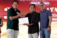 Prengki Wirananda dinobatkan sebagai peserta terbaik Uji Kompetensi Wartawan (tengah) UKW 2026 Tingkat Utama yang digelar SKK Migas Jabanusa bekerja sama dengan Lembaga Pers Dr. Soetomo. ®okedaily.com [Foto: Istimewa]