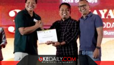 Prengki Wirananda dinobatkan sebagai peserta terbaik Uji Kompetensi Wartawan (tengah) UKW 2026 Tingkat Utama yang digelar SKK Migas Jabanusa bekerja sama dengan Lembaga Pers Dr. Soetomo. ®okedaily.com [Foto: Istimewa]