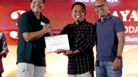 Prengki Wirananda dinobatkan sebagai peserta terbaik Uji Kompetensi Wartawan (tengah) UKW 2026 Tingkat Utama yang digelar SKK Migas Jabanusa bekerja sama dengan Lembaga Pers Dr. Soetomo. ®okedaily.com [Foto: Istimewa]
