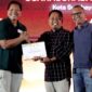 Prengki Wirananda dinobatkan sebagai peserta terbaik Uji Kompetensi Wartawan (tengah) UKW 2026 Tingkat Utama yang digelar SKK Migas Jabanusa bekerja sama dengan Lembaga Pers Dr. Soetomo. ®okedaily.com [Foto: Istimewa]