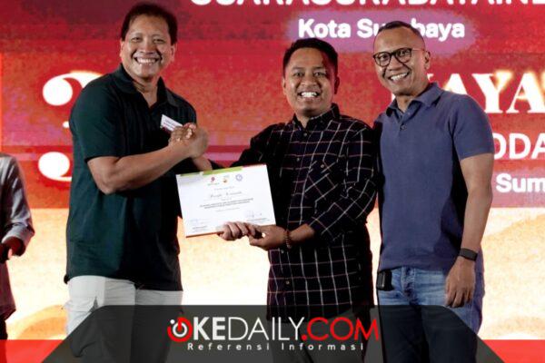 Prengki Wirananda dinobatkan sebagai peserta terbaik Uji Kompetensi Wartawan (tengah) UKW 2026 Tingkat Utama yang digelar SKK Migas Jabanusa bekerja sama dengan Lembaga Pers Dr. Soetomo. ®okedaily.com [Foto: Istimewa]
