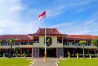Nampak depan gedung Setdakab Sumenep. Ketua DPC AWDI Sumenep, M. Rakib, mempertanyakan dasar kompetensi dan proses penempatan Idham Halil sebagai Kepala Bidang Penunjang, Pendidikan dan Penelitian RSUD dr. H. Moh. Anwar Sumenep. ®okedaily.com