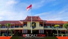 Nampak depan gedung Setdakab Sumenep. Ketua DPC AWDI Sumenep, M. Rakib, mempertanyakan dasar kompetensi dan proses penempatan Idham Halil sebagai Kepala Bidang Penunjang, Pendidikan dan Penelitian RSUD dr. H. Moh. Anwar Sumenep. ®okedaily.com
