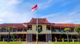 Nampak depan gedung Setdakab Sumenep. Ketua DPC AWDI Sumenep, M. Rakib, mempertanyakan dasar kompetensi dan proses penempatan Idham Halil sebagai Kepala Bidang Penunjang, Pendidikan dan Penelitian RSUD dr. H. Moh. Anwar Sumenep. ®okedaily.com