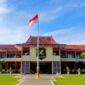 Nampak depan gedung Setdakab Sumenep. Ketua DPC AWDI Sumenep, M. Rakib, mempertanyakan dasar kompetensi dan proses penempatan Idham Halil sebagai Kepala Bidang Penunjang, Pendidikan dan Penelitian RSUD dr. H. Moh. Anwar Sumenep. ®okedaily.com