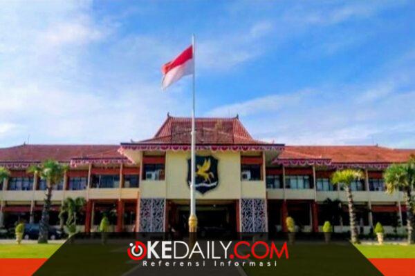 Nampak depan gedung Setdakab Sumenep. Ketua DPC AWDI Sumenep, M. Rakib, mempertanyakan dasar kompetensi dan proses penempatan Idham Halil sebagai Kepala Bidang Penunjang, Pendidikan dan Penelitian RSUD dr. H. Moh. Anwar Sumenep. ®okedaily.com