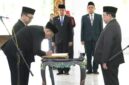 Wabup Sumenep KH. Imam Hasyim saat memimpin pelantikan dan pengambilan sumpah sejumlah pejabat administrator dan pejabat pengawas di Pendopo Agung Keraton Sumenep. Penataan tersebut turut menggeser posisi Sekcam Bluto dari Rasadi kepada Andy Ricky Kurniawan. ®okedaily.com [Foto: Istimewa]