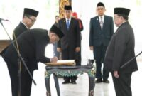 Wabup Sumenep KH. Imam Hasyim saat memimpin pelantikan dan pengambilan sumpah sejumlah pejabat administrator dan pejabat pengawas di Pendopo Agung Keraton Sumenep. Penataan tersebut turut menggeser posisi Sekcam Bluto dari Rasadi kepada Andy Ricky Kurniawan. ®okedaily.com [Foto: Istimewa]