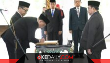 Wabup Sumenep KH. Imam Hasyim saat memimpin pelantikan dan pengambilan sumpah sejumlah pejabat administrator dan pejabat pengawas di Pendopo Agung Keraton Sumenep. Penataan tersebut turut menggeser posisi Sekcam Bluto dari Rasadi kepada Andy Ricky Kurniawan. ®okedaily.com [Foto: Istimewa]