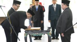 Wabup Sumenep KH. Imam Hasyim saat memimpin pelantikan dan pengambilan sumpah sejumlah pejabat administrator dan pejabat pengawas di Pendopo Agung Keraton Sumenep. Penataan tersebut turut menggeser posisi Sekcam Bluto dari Rasadi kepada Andy Ricky Kurniawan. ®okedaily.com [Foto: Istimewa]