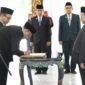 Wabup Sumenep KH. Imam Hasyim saat memimpin pelantikan dan pengambilan sumpah sejumlah pejabat administrator dan pejabat pengawas di Pendopo Agung Keraton Sumenep. Penataan tersebut turut menggeser posisi Sekcam Bluto dari Rasadi kepada Andy Ricky Kurniawan. ®okedaily.com [Foto: Istimewa]