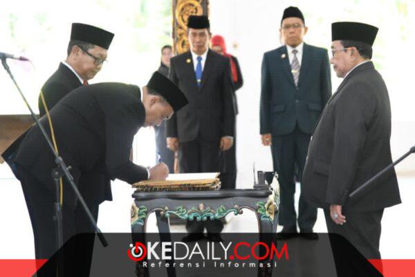 Wabup Sumenep KH. Imam Hasyim saat memimpin pelantikan dan pengambilan sumpah sejumlah pejabat administrator dan pejabat pengawas di Pendopo Agung Keraton Sumenep. Penataan tersebut turut menggeser posisi Sekcam Bluto dari Rasadi kepada Andy Ricky Kurniawan. ®okedaily.com [Foto: Istimewa]