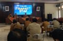 Kadis Kominfo Sumenep pimpin rapat staf dan tekankan pentingnya disiplin, kekompakan dan keterbukaan dalam bekerja. ®okedaily.com [Foto: Dok. Diskominfo Sumenep]