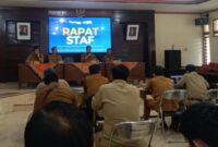 Kadis Kominfo Sumenep pimpin rapat staf dan tekankan pentingnya disiplin, kekompakan dan keterbukaan dalam bekerja. ®okedaily.com [Foto: Dok. Diskominfo Sumenep]