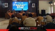 Kadis Kominfo Sumenep pimpin rapat staf dan tekankan pentingnya disiplin, kekompakan dan keterbukaan dalam bekerja. ®okedaily.com [Foto: Dok. Diskominfo Sumenep]