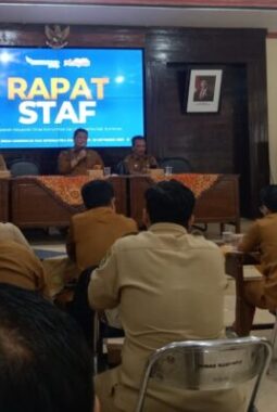 Pimpin Rapat Staf, Indra Wahyudi Tekankan 3 Kunci: Disiplin, Kompak, dan Terbuka!
