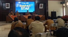 Kadis Kominfo Sumenep pimpin rapat staf dan tekankan pentingnya disiplin, kekompakan dan keterbukaan dalam bekerja. ®okedaily.com [Foto: Dok. Diskominfo Sumenep]