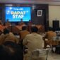 Kadis Kominfo Sumenep pimpin rapat staf dan tekankan pentingnya disiplin, kekompakan dan keterbukaan dalam bekerja. ®okedaily.com [Foto: Dok. Diskominfo Sumenep]