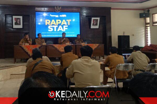 Kadis Kominfo Sumenep pimpin rapat staf dan tekankan pentingnya disiplin, kekompakan dan keterbukaan dalam bekerja. ®okedaily.com [Foto: Dok. Diskominfo Sumenep]
