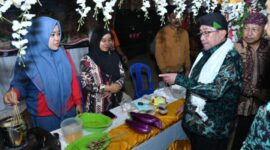 Festival Tani Ganding 2026 resmi digelar meriah. Wabup Sumenep KH. Imam Hasyim apresiasi kreativitas petani Ganding. ®okedaily.com [Foto: Dok. Diskominfo Sumenep]