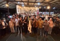 Sesi photo bersama DPC GMNI Sumenep sesuai menggelar FGD membahas wacana perubahan nomenklatur Kabupaten Sumenep menjadi Kabupaten Sumenep Kepulauan di Ayoka Cafe Sumenep. ®okedaily.com [Foto: Istimewa]