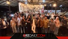 Sesi photo bersama DPC GMNI Sumenep sesuai menggelar FGD membahas wacana perubahan nomenklatur Kabupaten Sumenep menjadi Kabupaten Sumenep Kepulauan di Ayoka Cafe Sumenep. ®okedaily.com [Foto: Istimewa]