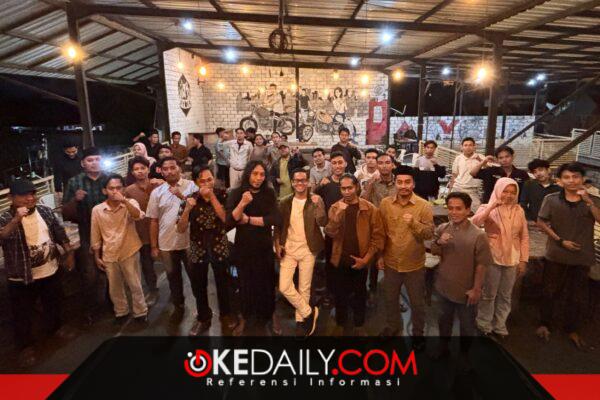 Sesi photo bersama DPC GMNI Sumenep sesuai menggelar FGD membahas wacana perubahan nomenklatur Kabupaten Sumenep menjadi Kabupaten Sumenep Kepulauan di Ayoka Cafe Sumenep. ®okedaily.com [Foto: Istimewa]