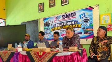 Ketua SMSI Sumenep, Wahyudi saat membuka Pelatihan Literasi Jurnalistik, tegaskan sekolah harus melek pers di era digital. ®okedaily.com [Foto: Dok. SMSI Sumenep]
