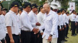 De Dadjah memberikan arahan dalam kegiatan Laskar Gerindra Provinsi Bali 2026 di Tabanan. Pembinaan kader ditekankan pada disiplin, kebersamaan, kepemimpinan dan pengabdian kepada masyarakat. ®okedaily.com [Foto: Dok. Gerindra Bali]